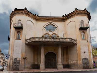 � lui ad aprirci le porte del maestoso edificio color ocra che si staglia in corso Alcide de Gasperi, non lontano dalla centralissima piazza Arcangelo Sacchi